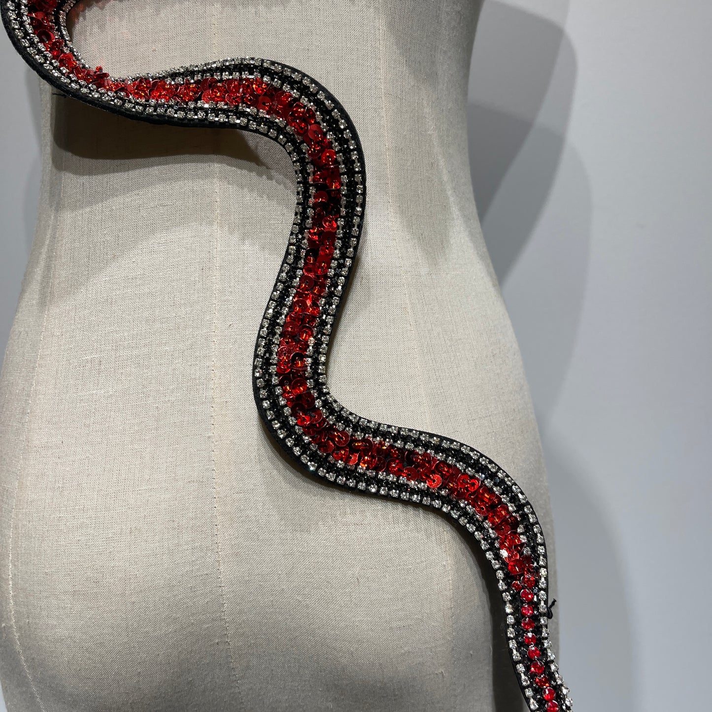 Patch con strass rosso scintillante e paillettes Snake-Perfetto per un outfit di reputazione