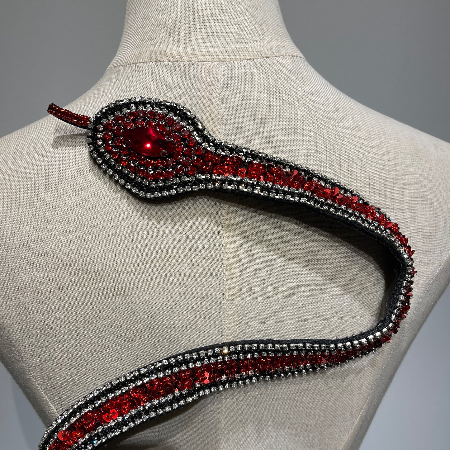 Patch con strass rosso scintillante e paillettes Snake-Perfetto per un outfit di reputazione
