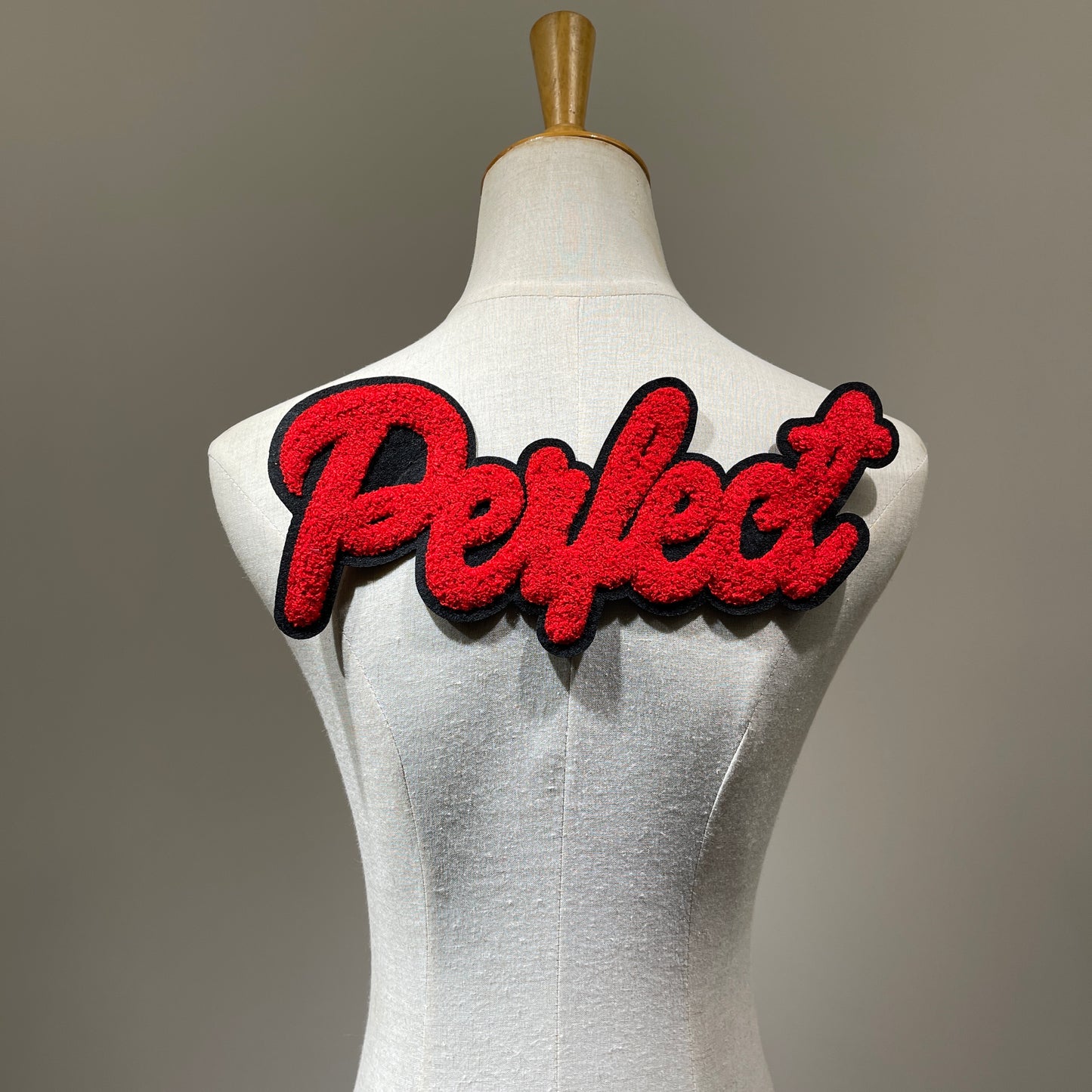 Ciniglia lettera perfetta per cucire la parola sulla toppa | applique in alfabeto ricamato bianco e rosso