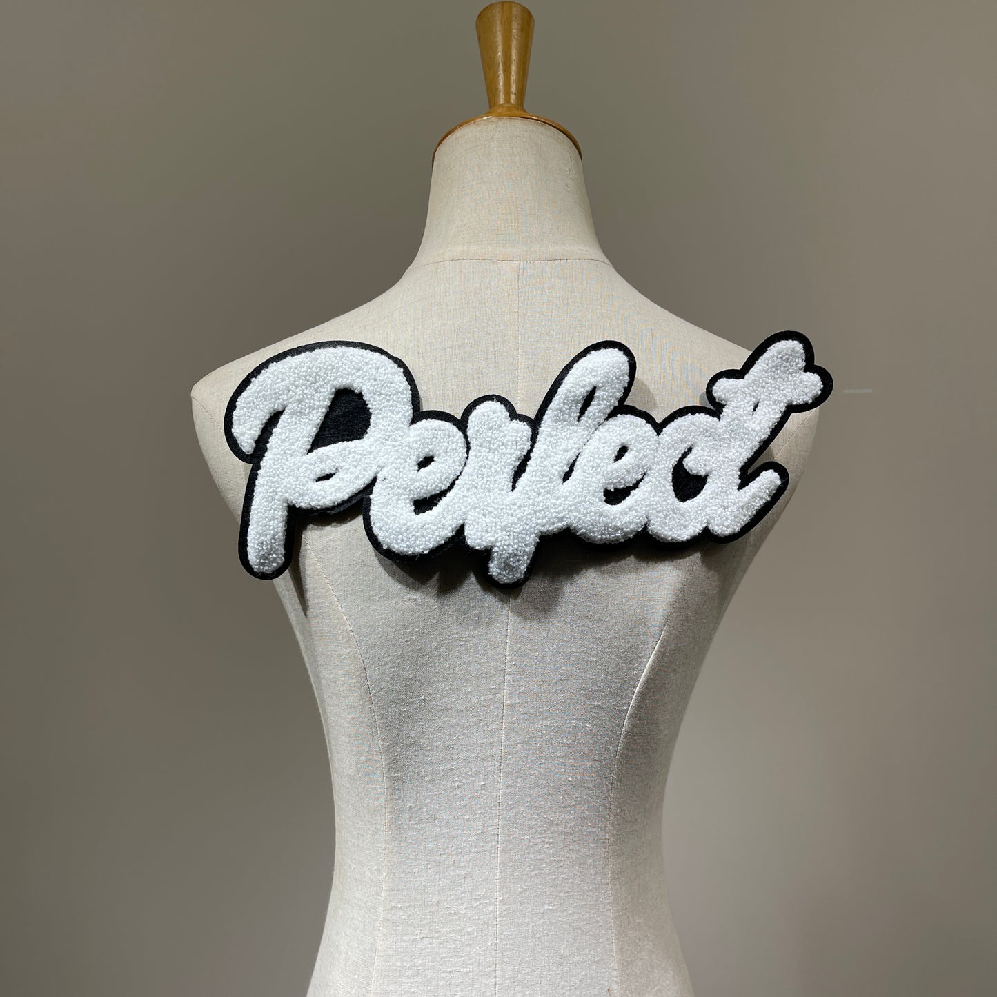 Ciniglia lettera perfetta per cucire la parola sulla toppa | applique in alfabeto ricamato bianco e rosso