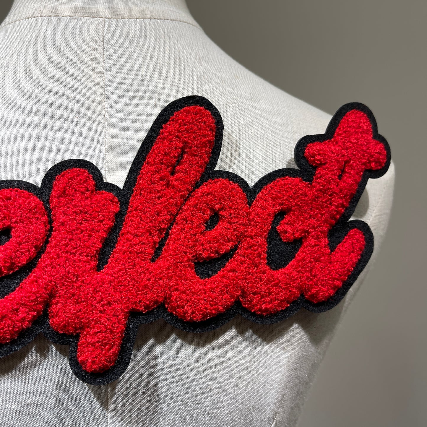 Ciniglia lettera perfetta per cucire la parola sulla toppa | applique in alfabeto ricamato bianco e rosso