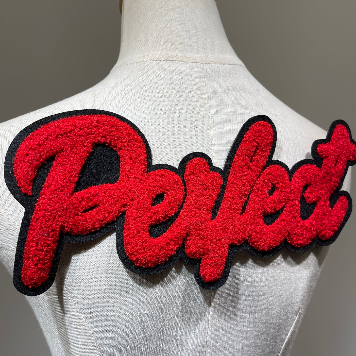 Ciniglia lettera perfetta per cucire la parola sulla toppa | applique in alfabeto ricamato bianco e rosso