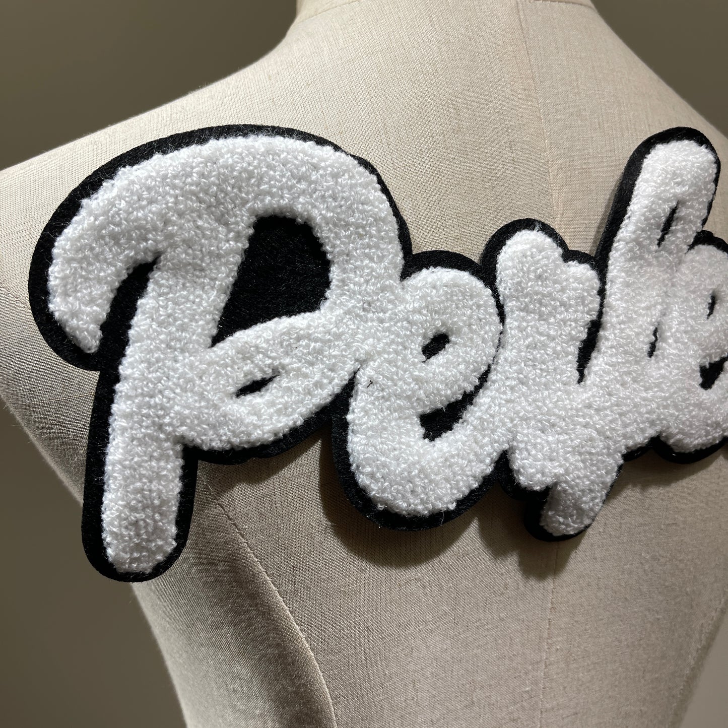 Ciniglia lettera perfetta per cucire la parola sulla toppa | applique in alfabeto ricamato bianco e rosso